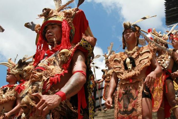 Sejumlah masyarakat Dayak mengenakan kostum tradisional dalam pegelaran Gawai Adat Dayak XXX tahun 2015 yang dipusatkan di Rumah Radakng, Pontianak, Kalimantan Barat. 