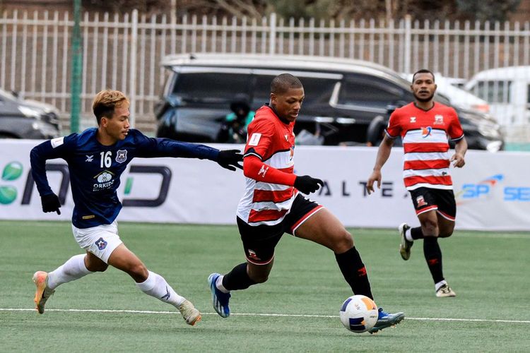 Pemain Madura United Maxuel Silva dijaga ketat pemain Svay Rieng saat laga kedua AFC Challenge League 2024-2025 yang berakhir dengan skor 2-1 di Stadion MFF Football Center, Ulaanbaatar, Mongolia, Sabtu (2/11/2024) sore.