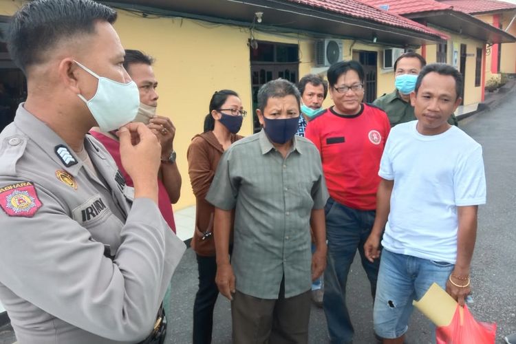 Ketua Adat Laman Kinipan Effendi Buhing (paling kanan) sesaat setelah dibebaskan dari tahanan Polres Kobar pada 27 Agustus 2020. 