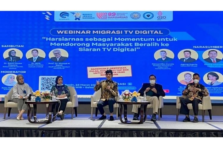 Ketua KPI PUsat Agung Suprio (tengah) memberikan paparan dalam Webinar Migrasi TV Digital di Bandung, Senin (28/3/2022). 