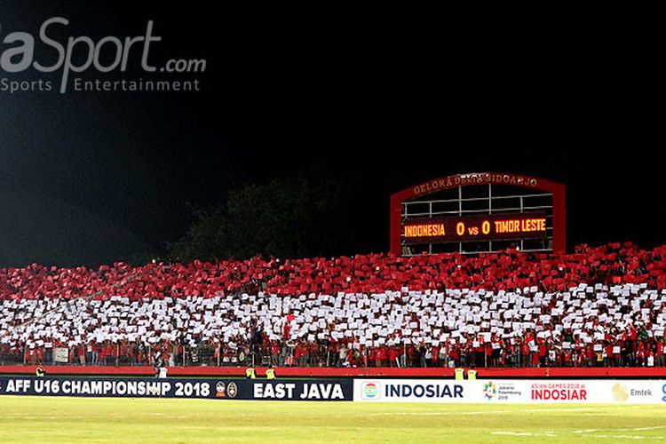 Pendukung timnas U-16 Indonesia membuat koreografi pada laga keempat Grup A Piala AFF U-16 2018 antara timnas U-16 Indonesia melawan Timor Leste di Stadion Gelora Delta Sidoarjo, Jawa Timur, Sabtu (04/08/2018) malam.
