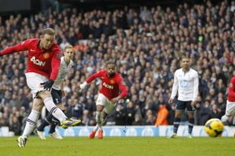 Striker Manchester United, Wayne Rooney saat mencetak gol dari titik putih ke gawang Tottenham Hotspur pada lanjutan Premier League di Stadion White Hart Lane, Minggu (1/12/2013). Kedua tim bermain imbang 2-2 pada laga tersebut. 