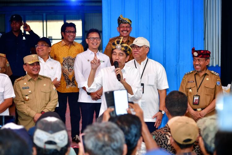 Presiden Joko Widodo saat memberikan sambutan sebelum menyerahkan bansos beras kepada masyarakat di Kompleks Pergudangan Laende, Kabupaten Muna, Sulawesi Tenggara, Senin (13/5/2024).