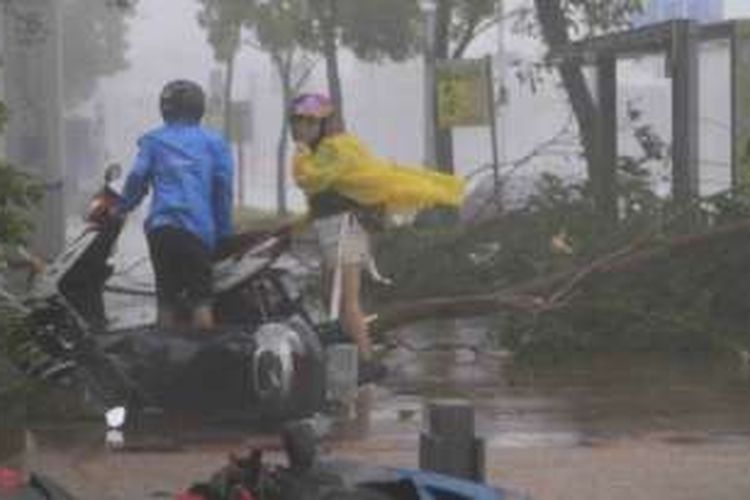 Topan Meranti membawa angin dengan kecepatan mencapai 227 kilometer per jampada Rabu (14/9/2016)  dan menyebabkan ribuan orang mengungsi di Taiwan, dan pada Kamis (15/9/2016) telah menghantam China selatan. 
