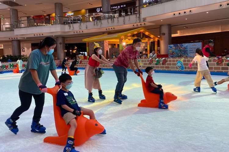 Area ice skating yang disediakan di Pokemon Festival Jakarta di PIK Avenue pada 8 Desember 2022 - 8 Januari 2023.