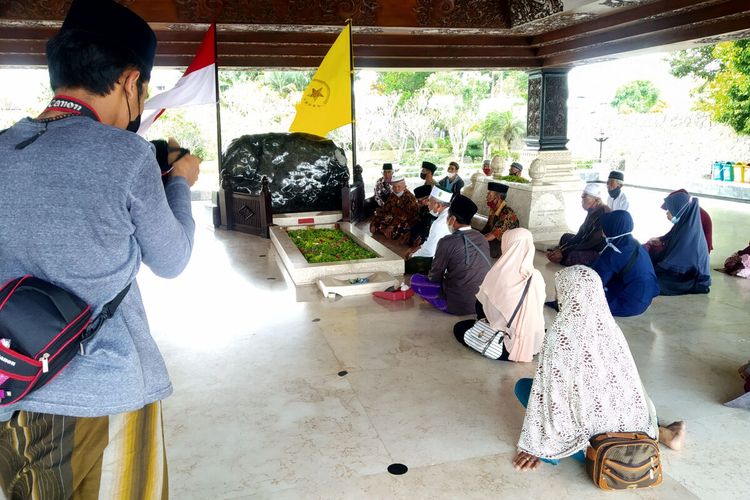 Pengunjung melakukan doa di pusara Makam Bung Karno, Minggu (19/9/2021)