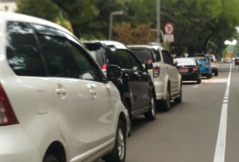 Cara Aman Parkir Mobil Di Pinggir Jalan Agar Tak Bikin Celaka Orang