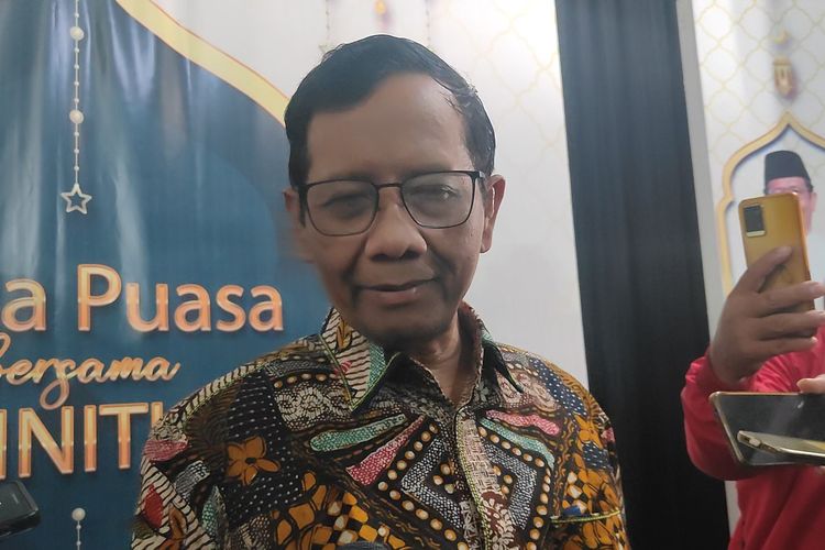 Calon wakil presiden nomor urut 3 Mahfud MD ditemui di kawasan Senen, Jakarta Pusat, Rabu (3/4/2024).
