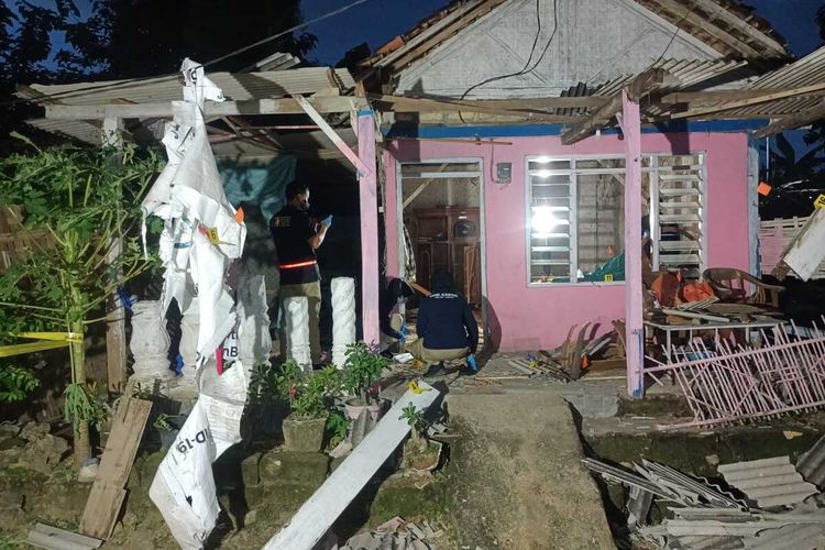 Rumah Kusairi (53) warga Dusun Timur, Desa Nyalabu Daja, Kecamatan Pamekasan, porak poranda diduga dibom orang tak dikenal pada Senin (19/2/2024) dini hari.