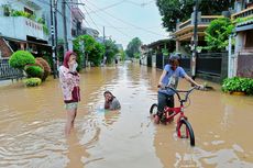 Anak-anak Asyik Bermain Air Saat Banjir Landa Perumahan Pinang Griya Permai Tangerang