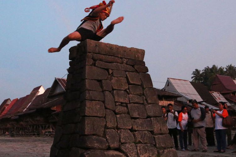 Tradisi lompat batu di Pulau Nias, Sumatera Utara, yang dalam bahasa daerah disebut Hombo Batu atau Fahombo.
