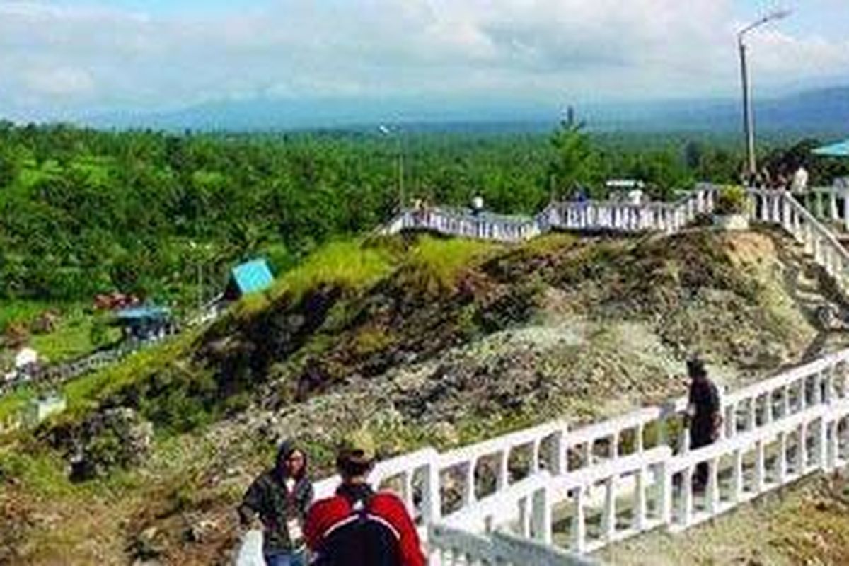 Bukit Kasih adalah salah satu obyek wisata di Minahasa, Sulawesi Utara, yang terdiri atas beberapa puncak dengan ribuan anak tangga. Di salah satu puncak terdapat patung Toar dan Lumimuut yang dipercaya sebagai nenek moyang masyarakat Minahasa. Ada juga rumah ibadah untuk lima agama berbeda yang mencerminkan persaudaraan dan kasih sayang di antara umat beragama.