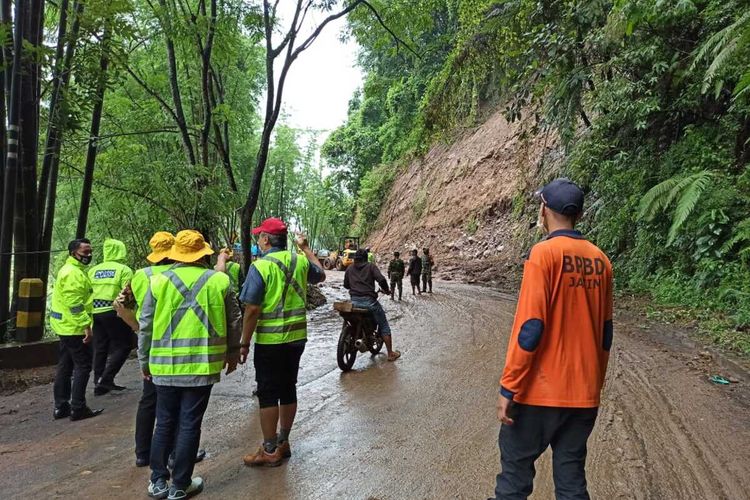 Petugas gabungan membersihkan material longsor susulan di Kedungrejo, Kecamatan Pujon, Kabupaten Malang, Jumat (5/2/2021).