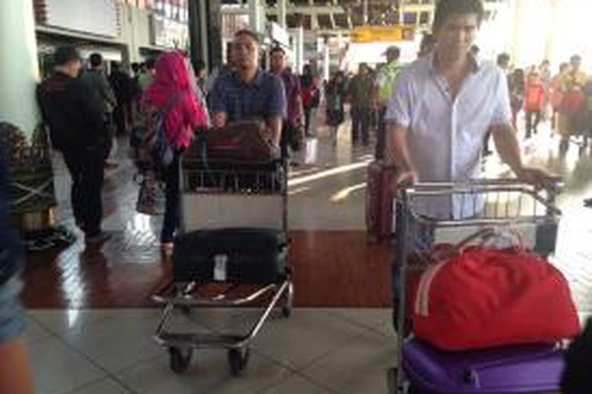 Kepadatan oleh penumpang di gerbang kedatangan Terminal 1B Bandara Soekarno-Hatta, Tangerang, Selasa (21/7/2015). 