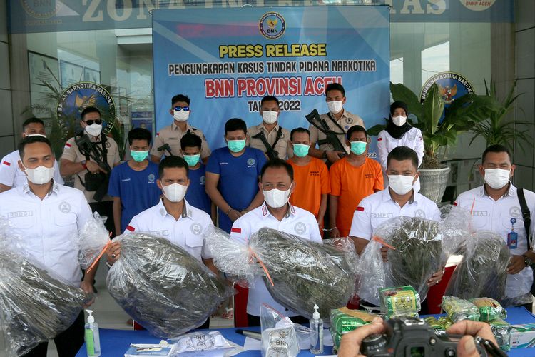 BANDA ACEH, KOMPAS.com; Badan Narkotika Nasional (BNN) Provinsi Aceh kembali berhasil menggagalkan peredaran narkotika jenis sabu dan ganja di wilayah Aceh, dari enam tersangka petugas BNN megamankan barang bukti 14 kilogram narkotika jenis sabu dan 16 kilogram ganja kering siap edar. “Hari ini kita merelist hasil pengungkapan kasus narkotika golongan satu ganja dan sabu,” kata Brigjen Pol Heru Pranoto, Kepala BNN Provinsi Aceh kepada wartawan, Selasa (15/02/2022).