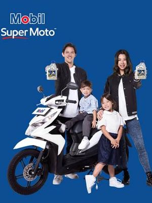 Irfan Bachdim jadi duta merek peluncuran oli baru Mobil Super Moto.