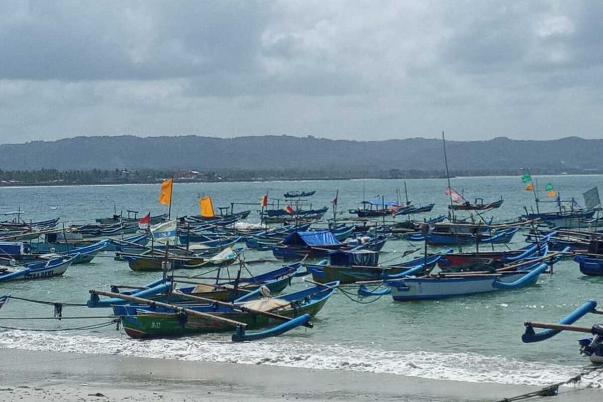 Perahu nelayan berlabuh di Pantai Timur Pangandaran, Kabupaten Pangandaran.