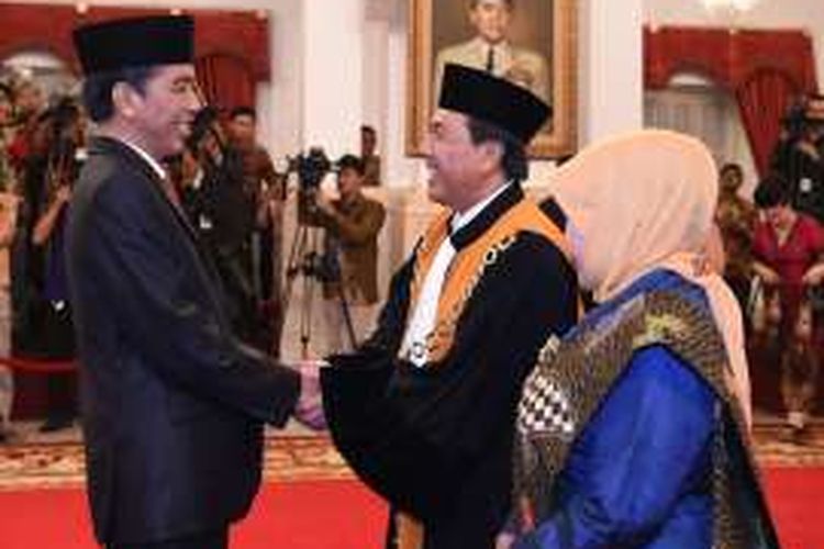 Presiden Joko Widodo menyalami Muhammad Syarifuddin seusai pengambilan sumpah jabatan Syarifuddin sebagai Wakil Ketua MA Bidang Yudisiial di Istana Negara, Selasa (3/5/2016). 