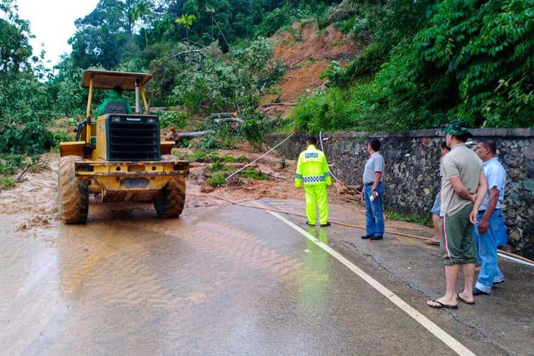 Akses jalan Sumbar-Bengkulu di Pesisir Selatan kembali terbuka setelah material longsor disingkirkan, Sabtu (18/12/2021)