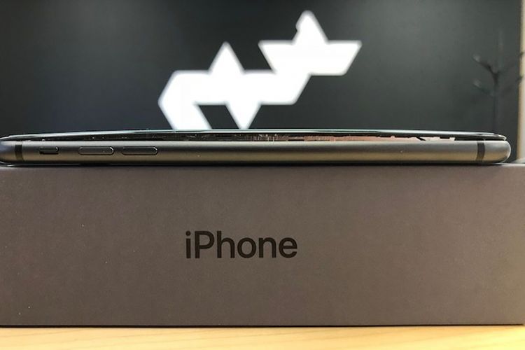 iPhone 8 Plus di Yunani yang layarnya terlepas karena terdorong baterai gembung. 