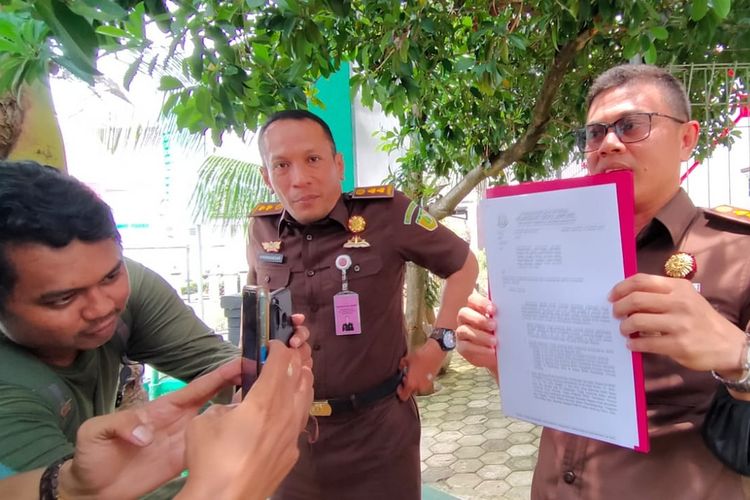 Kasi Penkum Kejati Lampung I Made Agus Putra menunjukkan surat pencabutan audit perkara KONI Lampung yang diberikan ke BPKP Lampung, Senin (17/10/2022). Permohonan audit kerugian negara ini dicabut lantaran dianggap terlalu lama.