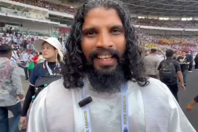 Foto Dianggap Mirip Yesus Pastor Asal India Ini Dikerumuni Umat Di Gbk