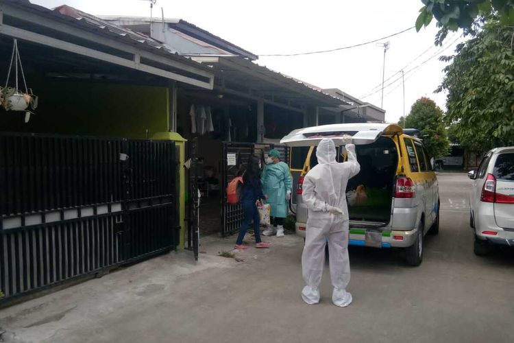 Tim kesehatan menjemput mahasiswa yang terpapar Covid-19 untuk menjalani isolasi di klinik Unsika dan gedung salah satu fakultas di dalam kompleks universitas.