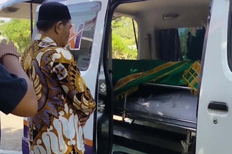 Saat jenazah Sunarko disalatkan di jalan dekat pemakaman Pringgondani Dalam I RT 3 RW 11 Kelurahan Krobokan Semarang, Jawa Tengah 