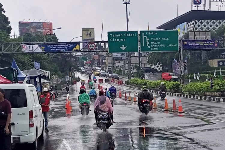 Situasi arus lalu lintas di Simpang Gadog, Ciawi, Kabupaten Bogor, Jawa Barat, Rabu (4/5/2022).