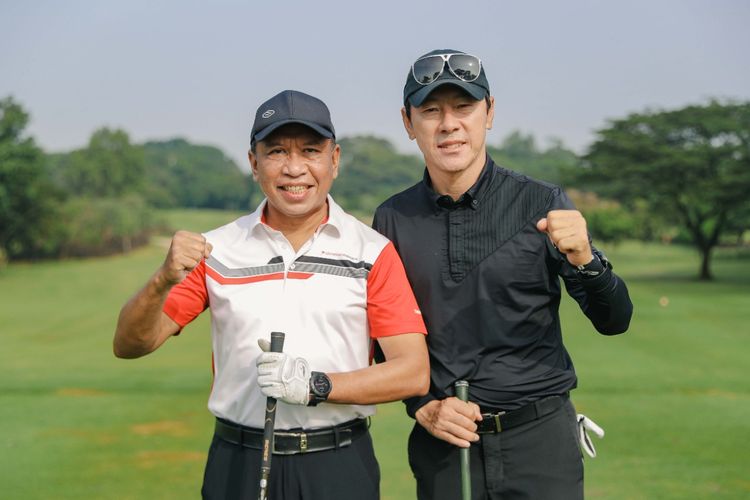 Menteri Pemuda dan Olahraga (Menpora) Zainudin Amali bermain golf bersama pelatih timnas Indonesia Shin Tae-yong pada Jumat (4/2/2022). 