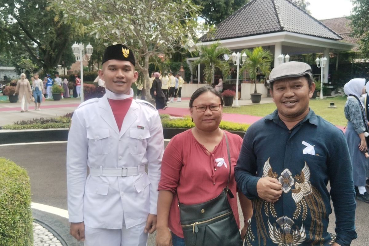 Christover Segi (kiri) salah satu siswa yang dikirim ke barak militer.