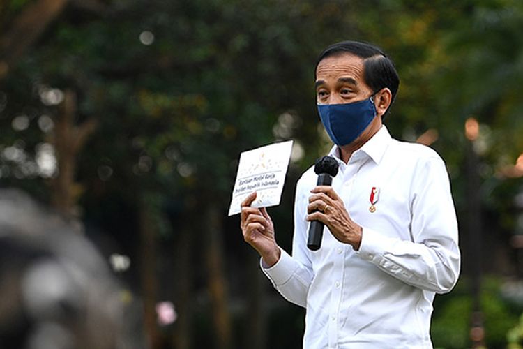 Presiden Joko Widodo (kanan) menyampaikan pengarahan saat penyerahan bantuan modal kerja di halaman tengah Istana Merdeka, Jakarta, Senin (13/7/2020). Presiden menyerahkan bantuan kepada 60 orang pengusaha mikro dan kecil masing-masing Rp2,4 juta sebagai tambahan modal kerja di tengah kondisi pandemi sehingga omzet dagangannya diharapkan akan lebih baik. ANTARA FOTO/Sigid Kurniawan/POOL/pras.