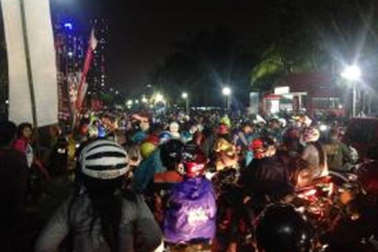 Puluhan ribu pengunjung Ancol Taman Impian antre untuk keluar dari kawasan Ancol, Jumat (1/1/2016) pukul 02.25 WIB. Hujan dengan intensitas sedang turut mengguyur kawasan Ancol dan para pengunjung. 





