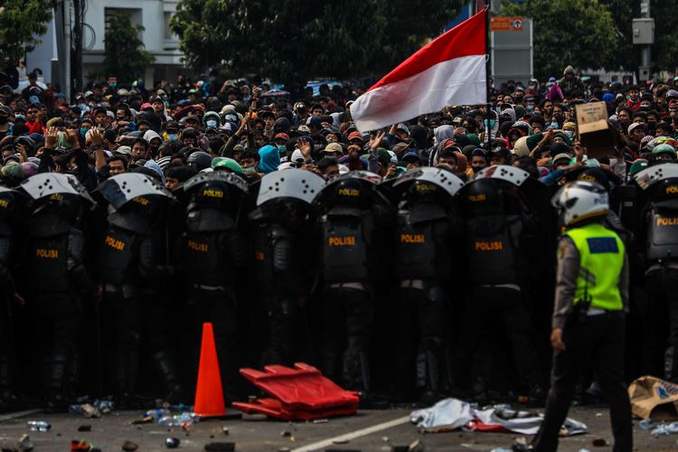 Suasana bentrok antara Pelajar dan Polisi di Kawasan Harmoni, Jakarta Pusat, Kamis (8/10/2020)