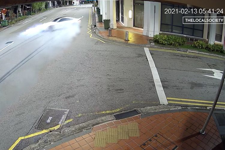 Tangkapan layar dari video rekaman CCTV yang menunjukkan detik-detik kecelakaan maut BMW Singapura di Tanjong Pagar, pada Sabtu (13/2/2021) pukul 05.40 pagi waktu setempat. Tabrakan maut ini menewaskan semua 5 orang di dalam mobil, dan pacar pengemudi mengalami luka bakar 80 persen.