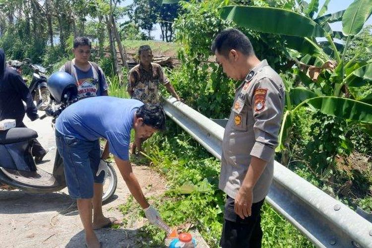 Polisi Olah TKP penemuan Janin bayi di kelapa Tujuh mamuju, Minggu (24/9/2023) 
