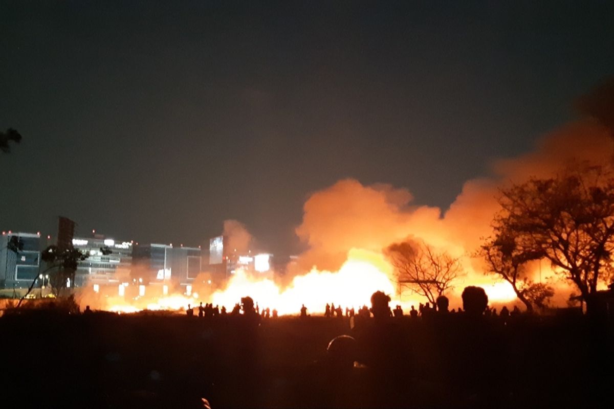 Lokasi kebakaran dimalam hari saat angin berhembus kencang di kawasan Kamal, Kalideres, Jakarta Barat, Kamis (19/9/2019)