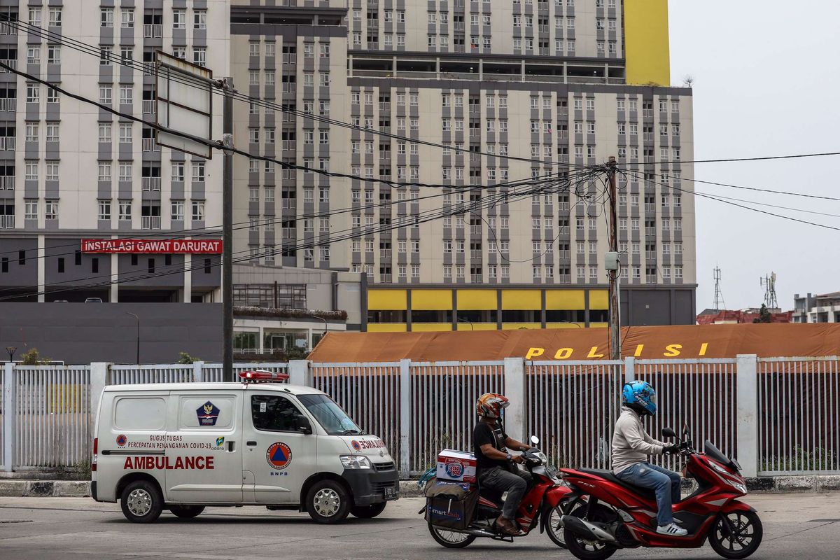 Petugas kesehatan menggunakan alat pelindung saat membawa ambulans yang mengangkut pasien positif Covid-19 tanpa gejala (OTG) saat memasuki IGD Rumah Sakit Darurat Penanganan COVID-19, Wisma Atlet Kemayoran, Jakarta Pusat, Rabu (16/9/2020). Gubernur Anies Baswedan pada Sabtu pekan lalu mengatakan saat ini pasien terpapar Covid-19 dengan status Orang Tanpa Gejala atau OTG akan dirawat di RSD Wisma Atlet, sebanyak 1.740 pasien Covid-19 yang dirawat inap hingga Rabu, 16 September 2020.