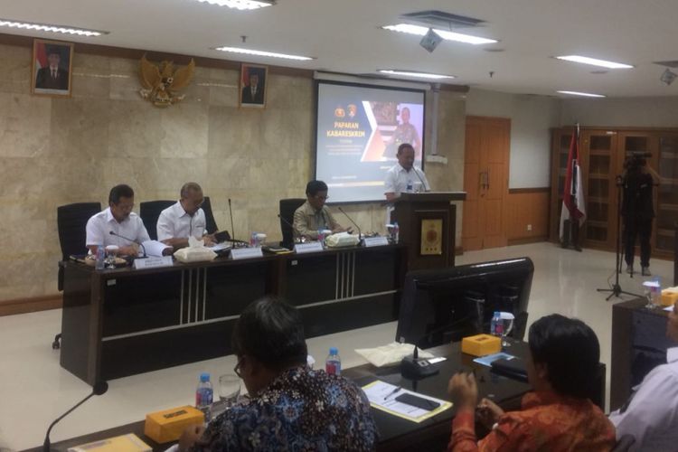  Kepala Badan Reserse Kriminal (Kabareskrim) Polri Irjen Arief Sulistyantosaat memberikan arahan dalam rapat koordinasi terkait antisipasi kelangkaan dan kenaikan harga Barang Kebutuhan Pokok maupun barang penting lainnya menjelang Hari Raya Natal 2018 dan Tahun Baru 2019 di Aula Bareskrim Lantai 2, Gedung Mina Bahari II, Kementerian Kelautan dan Perikanan, Jakarta Pusat, Kamis (15/11/2018).