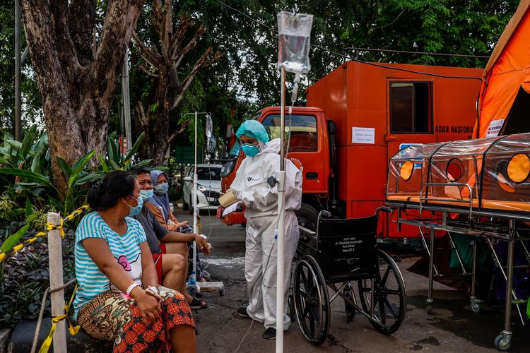 Pasien menempati tenda darurat di depan instalasi gawat darurat (IGD) Rumah Sakit Umum Daerah (RSUD) Chasbullah Abdulmadjid, Kota Bekasi, Jawa Barat, Jumat (25/6/2021). Tenda darurat berfungsi sebagai ruang triase untuk mengetahui pasien terindikasi Covid-19 atau tidak. Saat ini ada 368 pasien Covid-19 yang dirawat di RSUD Kota Bekasi ini.