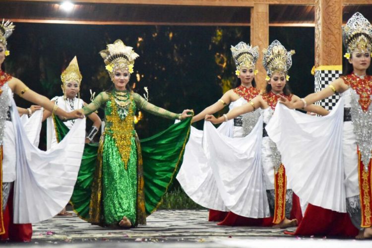 Upacara Militer dipadukan dengan Upacara Tradisi pengukuhan Paskibraka Purwakarta dan penyerahan Bendera Pusaka Merah Putih Kabupaten Purwakarta pada Senin (14/8/2017) malam.