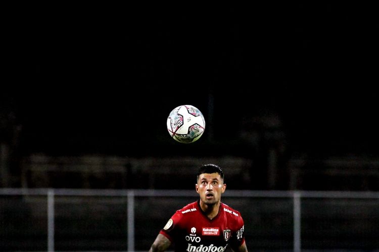 Pemain Bali United Stefano Lilipaly bersiap menyundul bola saat pertandingan pekan 23 Liga 1 2021-2022 melawan PSM Makassar yang berakhir dengan skor 2-2 di Stadion I Gusti Ngurah Rai Denpasar, Senin (7/2/2022) malam.