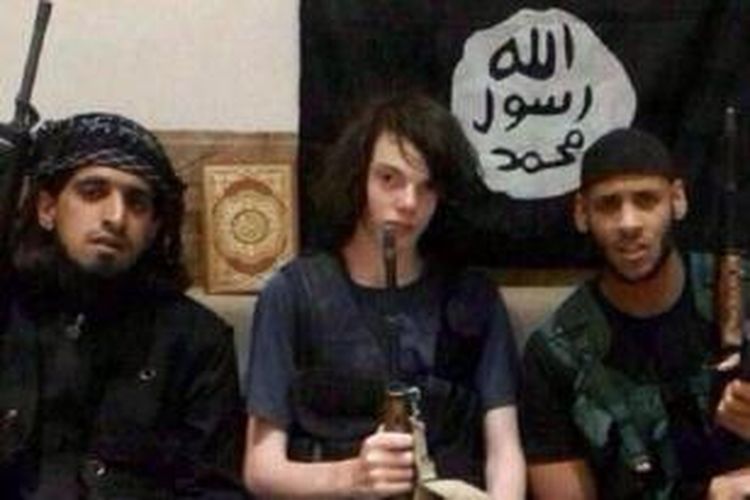 Jake Bilardi (tengah) bersama anggota ISIS