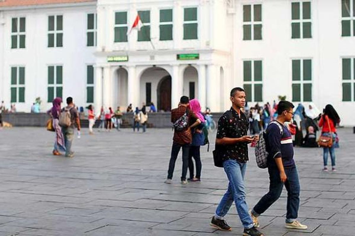 Pengunjung berfoto di depan Museum Sejarah Jakarta di Kota Tua, Jakarta Barat, Senin (26/10/2016). Kota Tua yang menyimpan banyak sejarah Jakarta menjadi daya tarik bagi warga dan wisatawan baik asing maupun nusantara untuk berkunjung.