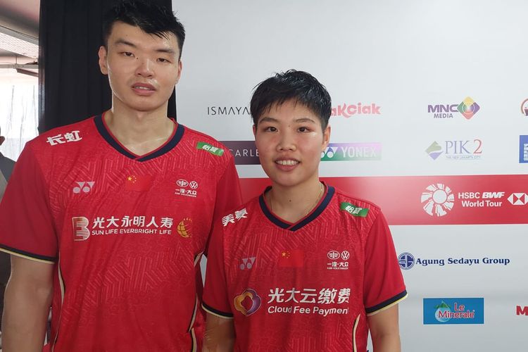 Ganda campuran China Wang Yi Lyu/Huang Dong Ping usai meraih kemenangan pada babak pertama Indonesia Open 2022 di Istora Senayan, Jakarta, Rabu (11/6/2022). 