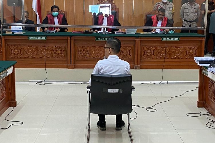 Eks Kapolres Bukittinggi AKBP Dody Prawiranega membacakan pleidoi di Pengadilan Negeri Jakarta Barat, Rabu (5/4/2023). 