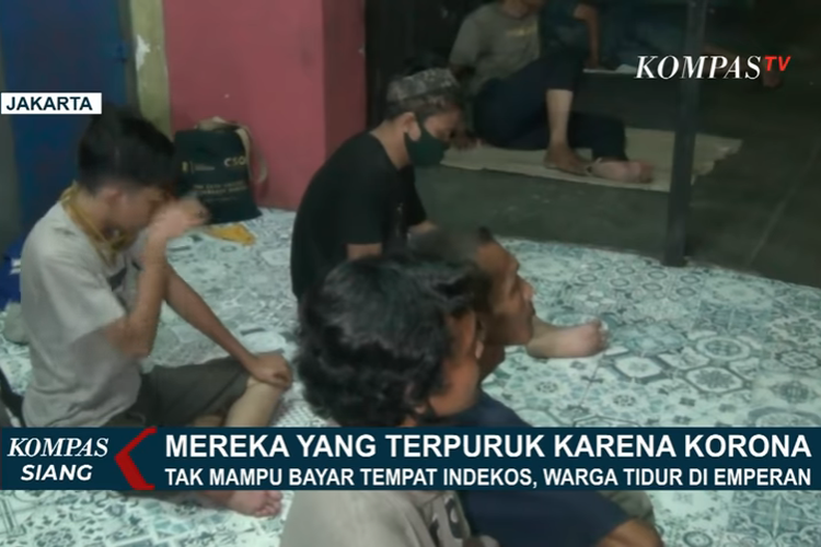 Sejumlah warga memutuskan tidur di emperan toko karena tidak bisa lagi membayar kontrakan. Mereka adalah pegawai toko yang terdampak penutupan tempat usaha akibat corona.