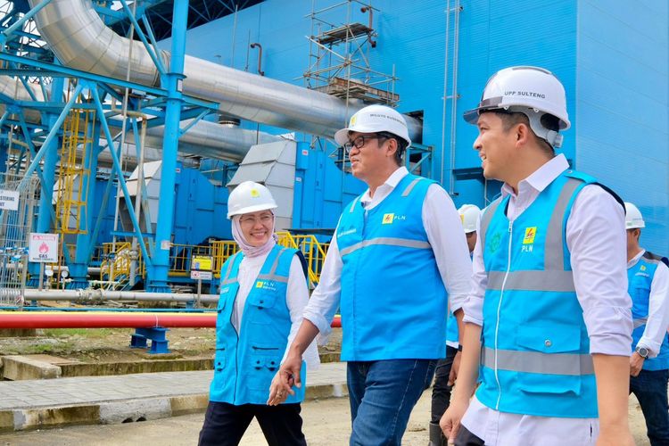 Direktur Manajemen Proyek dan Energi Baru Terbarukan PLN Wiluyo Kusdwiharto (tengah) didampingi Direktur Utama PLN Enjiniring Chairani Rachmatullah (kiri) saat mengunjungi proyek PLTMG Luwuk 40 MW di Batui, Kabupaten Banggai, Sulawesi Tengah pada Desember 2024. Selain PLTMG Luwuk, PLN juga baru saja menyelesaikan pembangunan tiga infrastruktur kelistrikan lain di wilayah Sulawesi Tengah, yakni Gardu Induk 150 kilovolt (kV) Luwuk, Gardu Induk 150 kV Batui (PLTMG), dan Saluran Udara Tegangan Tinggi (SUTT) 150 kV PLTMG Luwuk (Batui) - Luwuk.
