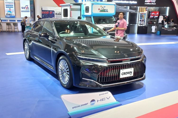 Sedan hybrid Toyota Crown HEV dipamerkan di Gaikindo Jakarta Auto Week (GJAW) 2024