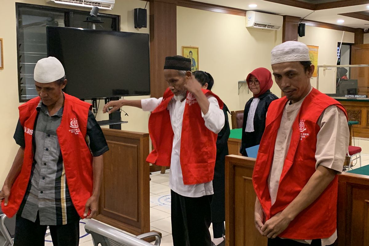 Tiga terdakwa kasus pembunuhan Wowon, Solihin dan Dede hadir dalam persidangan pada Selasa (29/8/2023) di PN Bekasi. Mereka dikembalikan lagi ke tahanan setelah hakim mengabulkan permohonan JPU untuk menunda persidangan tuntutan pada pekan depan, Selasa (5/9/2023).